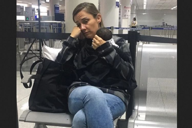 Jennifer Talbot (43) setelah ketahuan petugas hendak membawa bayi usia enam hari secara diam-diam ke pesawat di bandara Manila, Filipina.
