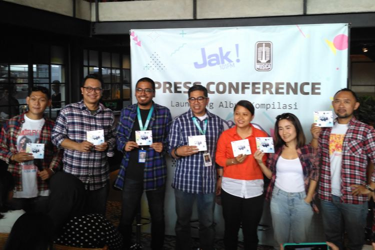 Para penyiar Jak FM saat rilis CD kompilasi 90s at 9 di kawasan Tebet, Jakarta Selatan, Rabu (17/10/2018). Terlihat Melissa Karim dan Ronald Surapradja.