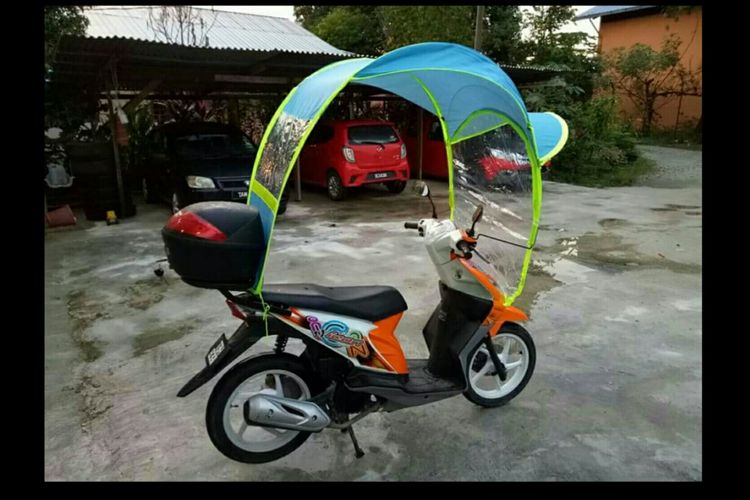 Payung khusus sepeda motor yang kini tengah dipasarkan di Malaysia.