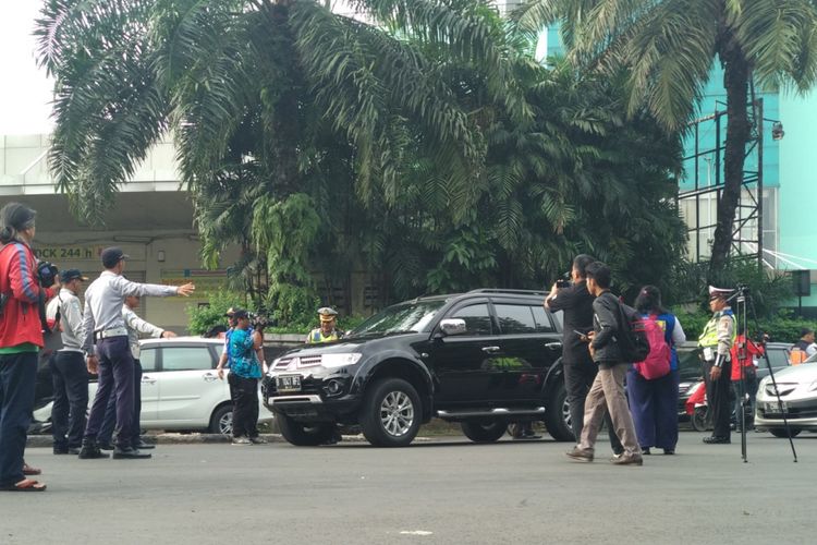 Kendaraan bernopol RF mencoba masuk ke gerbang tol Cibubur 2 meski bernomor ganjil. Foto diambil Senin (16/4/2018)