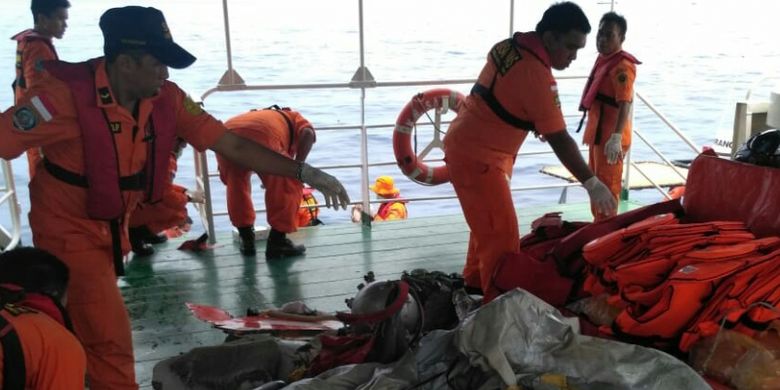 Petugas Basarnas tengah mengumpulkan puing pesawat Lion Air yang jatuh di perairan teluk Karawang.