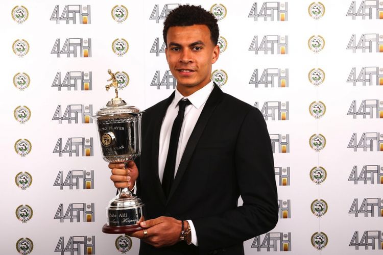 Gelandang Tottenham Hotspur, Dele Alli, meraih penghargaan Pemain Muda Terbaik Tahun Ini versi PFA, Minggu (23/4/2017). 