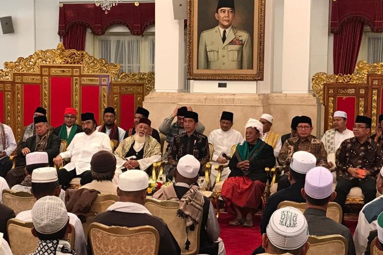 Presiden Joko Widodoo saat bersilaturahim dengan ulama se-Aceh di Istana Negara, Jakarta, Selasa (5/3/2019).