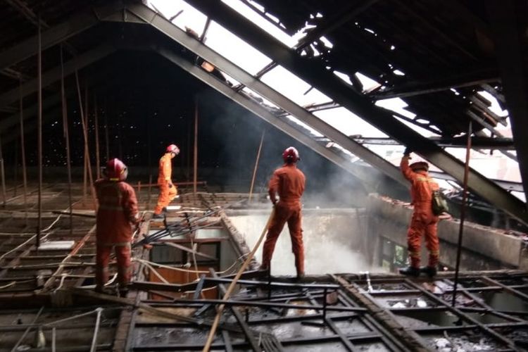 Gudang Panti Sosial Bina Daksa yang terletak di Jalan Utama Raya V, Cengkareng Barat, Cengkareng, Jakarta Barat terbakar pada Jumat (25/1/2019). 