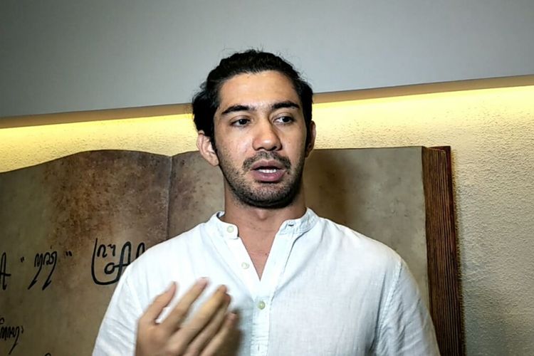 Reza Rahadian dalam rangkaian acara Pameran Namaku Pram: Catatan dan Arsip di Galeri Indonesia Kaya, Grand Indonesia, Jakarta Pusat, Rabu (18/4/2018).