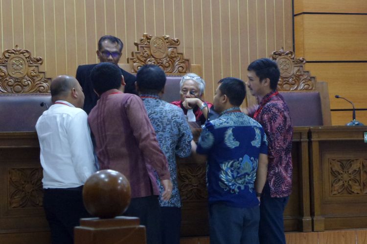 Tim pengacara Ketua DPR RI Setya Novanyo dan tim Biro Hukum KPK menunjukkan bukti-bukti dokumen dalam sidang praperadilan di Pengadilan Negeri Jakarta Selatan, Jumat (22/9/2017).