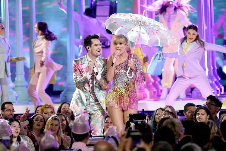 Penampilan Taylor Swift bersama Brendon Urie di panggung Billnoard Music Awards 2019.