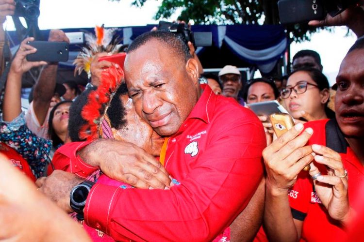 JWW memeluk ibunya yang mengantarkannya mendaftar, hingga Komisioner KPU menyatakan berkas bakal calon gubernur dan wakil gubernur Papua JWW-HMS lengkap.