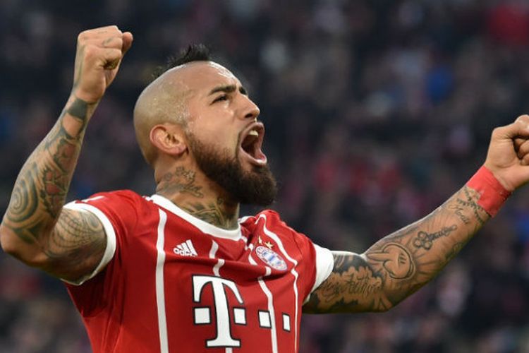 Pemain Bayern Muenchen, Arturo Vidal, merayakan golnya pada pertandingan Liga Jerman melawan FC Augsburg di Allianz Arena, Sabtu (18/11/2017).