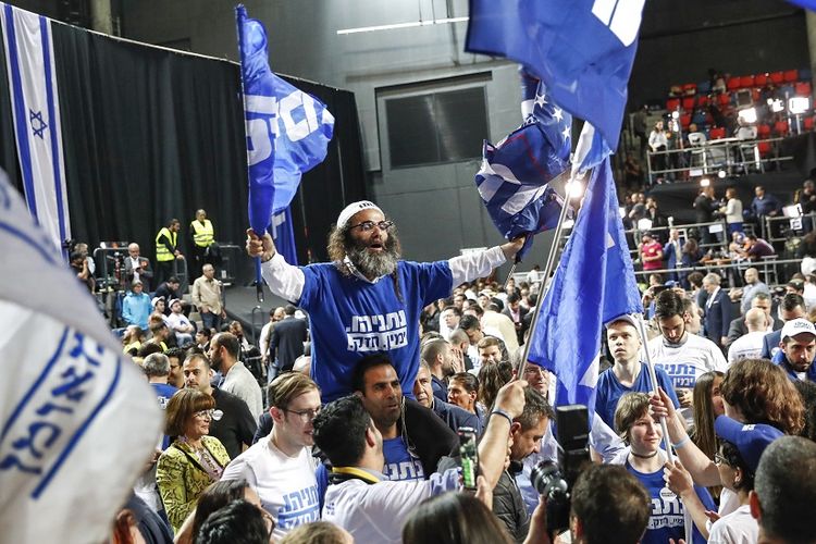 Pendukung partai Likud merayakan pemilihan umum yang digelar di Israel pada Selasa (9/4/2019).