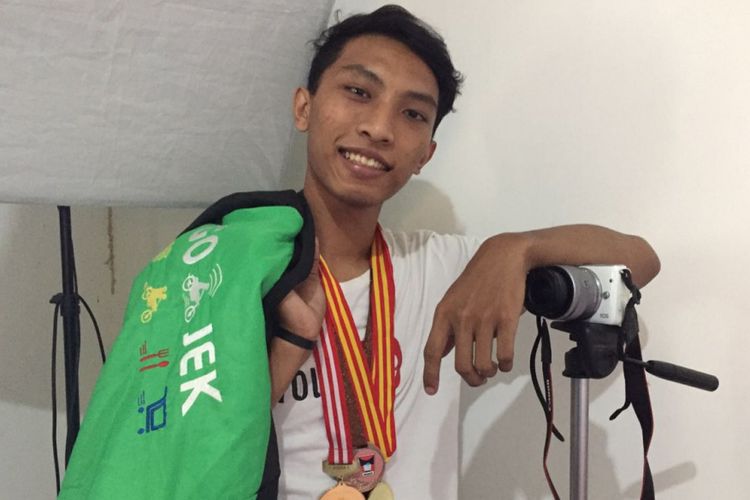 Setelah tak  lagi menjadi atlet dayung, Haamim Rizaldhi menggeluti profesi sebagai seorang YouTuber. Namun, untuk membeli seluruh peralatan nge-YouTube, Haamim menjalai profesi sebagai kurir di salah satu perusahaan ojek online. Foto diambil Selasa (18/7/2018).