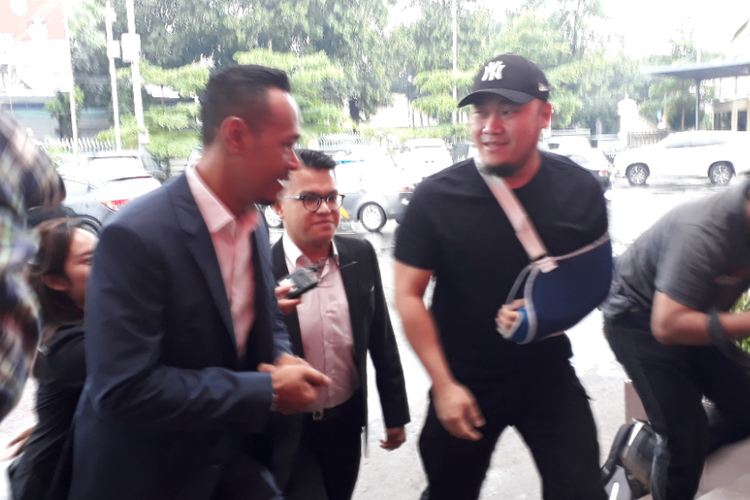 Ronny Yuniarto Kosasih, pelapor yang melaporkan anggota DPR RI Herman Hery atas dugaan pengeroyokan, sebelum diperiksa penyidik Polres Metro Jakarta Selatan, Senin (25/6/2018).