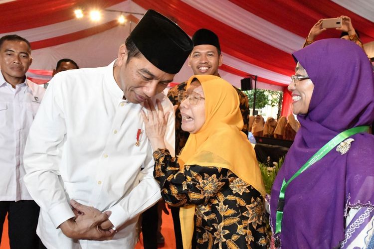 Presiden Joko Widodo saat berinteraksi dengan mantan Ketua Umum PP Aisyiyah Elyda Djazman di acara Milad 1 Abad Mualimin-Mualimat Muhammadiyah, Yogyakarta, Kamis (6/12/2018).