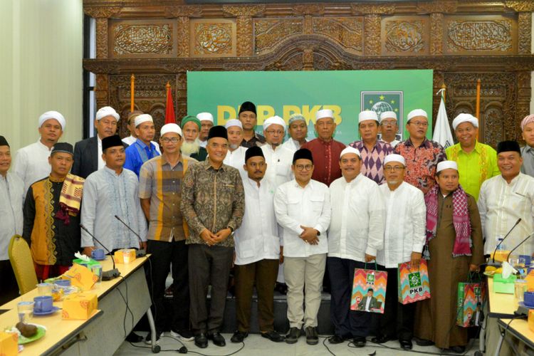 Ketua Umum PKB Muhaimin Iskandar usai bertemu dengan para ulama Sumatera Utara di Kantor DPP PKB, Jakarta, Selasa (6/3/2018)