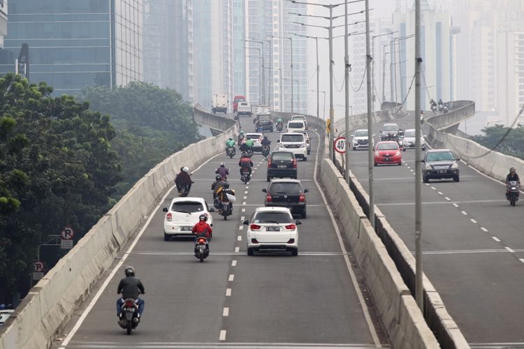 Sejumlah sepeda motor nekat menerobos ke jalan layang non tol (JLNT) Kampung Melayu-Tanah Abang, Jakarta, Senin (24/7/2017). Dinas Perhubungan DKI Jakarta bekerja sama dengan Korps Lalu Lintas (Korlantas) Polri telah melakukan razia untuk menertibkan pengendara sepeda motor yang melintas di JLNT tersebut.