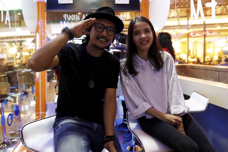 Penyanyi Sandy Canester (kiri) dan  Nadya Fatira saat acara Dagienkz Vena in Motion Selebrasi 17-an di Mall Kota Kasablanka, Jakarta Selatan, Kamis (17/8/2017). Selain Nadya dan Sandy, penyanyi Sammy Simorangkir juga memeriahkan acara tersebut.