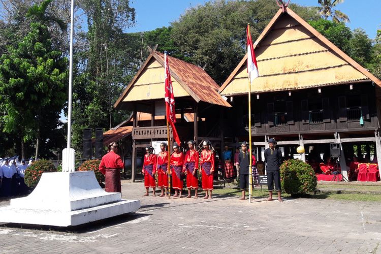 Sejumlah pasukan kerajaan tengah menggelar ritual Gaukang Tu Bajeng sebagai simbol perlawanan rakyat terhadap tentara sekutu sekaligus menegaskan bahwa bendera merah putih berkibar lebih awal dari hari proklamasi. Senin, (14/8/2017).