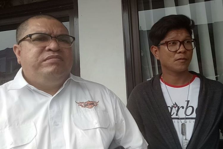 Vokalis Kangen Band Andika Mahesa dan kuasa hukumnya, Razman Nasution saat diwawancarai usai pemeriksaan di Polres Depok, Jawa Barat, Senin (23/10/2017).