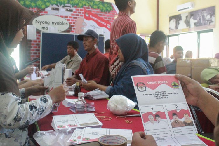 Tenaga lepas dari Desa Penaruban dan Kalikajar menyortir dan melipat surat suara Pemilihan Gubernur Jawa Tengah 2018 di Kantor KPU Purbalingga, Sabtu (26/5/2018).