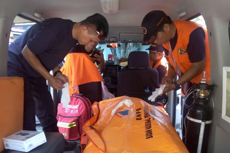 Petugas BPBD Magelang mengevakuasi korban hanyut, Sofyan (17), dari Pantai Baru Bantul ke rumah duka di Ponpes Pirikan Secang, Sabtu (16/2/2019).