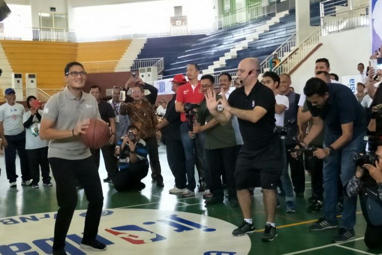 Wakil Gubernur DKI Jakarta Sandiaga Uno bermain basket saat membuka pelatihan basket untuk guru olahraga se-Jakarta di GOR Ciracas, Jalan Raya Bogor, Jakarta Timur, Rabu (24/1/2018).