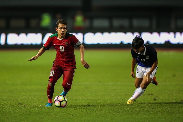 Pemain timnas Indonesia U-19 Egy Maulana Vikri melewati pemain timnas Kamboja U-19 di Stadion Patriot Candrabaga, Bekasi, Jawa Barat, Rabu (4/10/2017). Timas Indonesia U-19 Menang 2-0 melawan Timnas Kamboja U-19.
