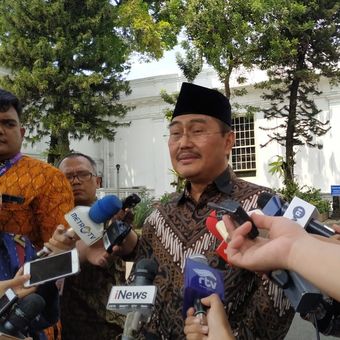 Jimly Asshiddiqie selaku ketua dan wakil ketua Dewan Gelar, Tanda Jasa, dan Tanda Kehormatan Negara,di Istana Kepresidenan, Jakarta, Rabu (7/8/2019)