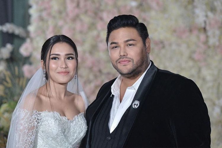 Ivan Gunawan dan Ayu Ting Ting mengenakan busana pengantin dalam video musik Mau Kawin.