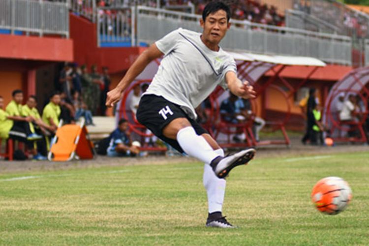 Aksi Ahmad Birrul Walidain saat memperkuat Persela Lamongan musim ini.