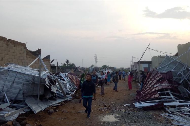 Bencana alam puting beliung melanda kawasan perumahan di Jalan Ampera Raya, Kecamatan Sungai Ambawang, Kabupaten Kubu Raya, Kalimantan Barat, Selasa (13/8/2019) petang. Sedikitnya 60 rumah dan 11 kios toko satu lantai rusak parah.