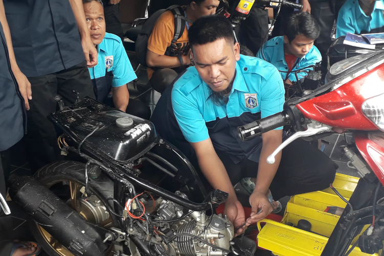 Seorang warga binaan Lapas Cipinang mengikuti pelatihan teknisi sepeda motor, Senin (18/3/2019).