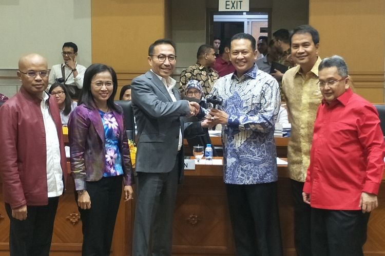 Politisi PDI-P Herman Heri ditetapkan sebagai Wakil Ketua Komisi III dalam Rapat Penetapan yang dipimpin oleh Ketua DPR Bambang Soesatyo di Kompleks Parlemen, Senayan, Jakarta, Senin (15/7/2019). Herman menggantikan posisi rekan satu partainya, Trimedya Panjaitan.