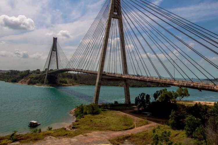 Pemandangan Jembatan Barelang di Batam, Kepulauan Riau, Minggu (8/2/2015). Jembatan ini merupakan satu dari enam jembatan yang dibangun untuk menghubungkan enam pulau di Batam, yaitu Pulau Batam, Pulau Tonton, Pulau Nipah, Pulau Rempang, Pulau Galang dan Pulau Galang Baru.