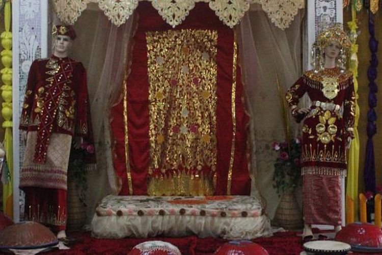 Ilustrasi pernikahan di Indonesia: Sketsa upacara adat pernikahan masyarakat Belitung dalam Ruang Budaya, Kantor Disbudpar Belitung Timur, di Manggar, Provinsi Kepulauan Bangka Belitung. Pengunjung dapat berfoto di sini dan berpura-pura menjadi pengantin.