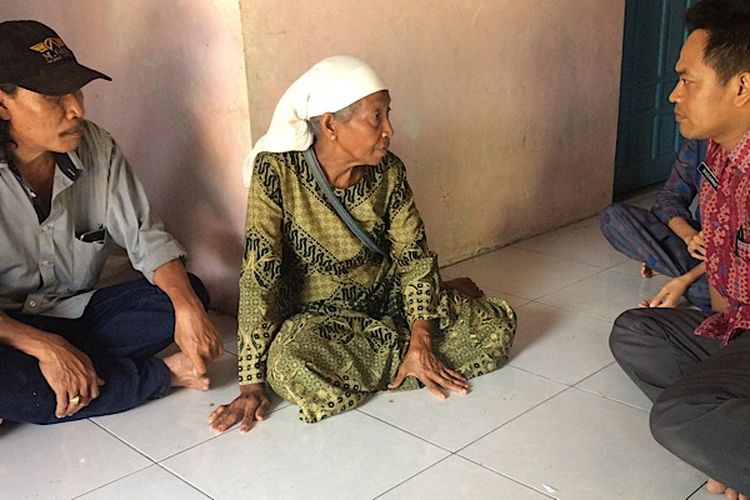 Nenek Rasiah korban penjambretan saat berada di Desa Dadirejo, Tirto, Pekalongan, Jawa Tengah.
