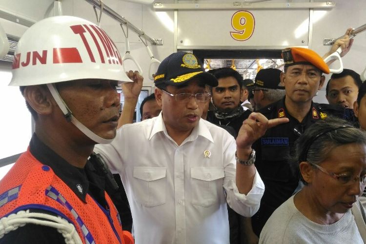Menteri Perhubungan Budi Karya Sumadi meninjau Stasiun Tebet, Jakarta Selatan, Minggu (23/7/2017).