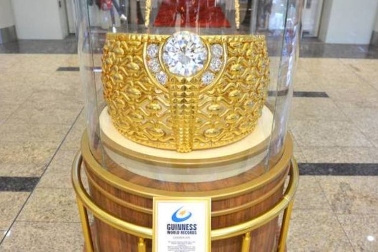 Cincin emas terbesar di dunia, Najmat Taiba, tengah dipamerkan di Sahara Center di Sharjah, Uni Emirat Arab.