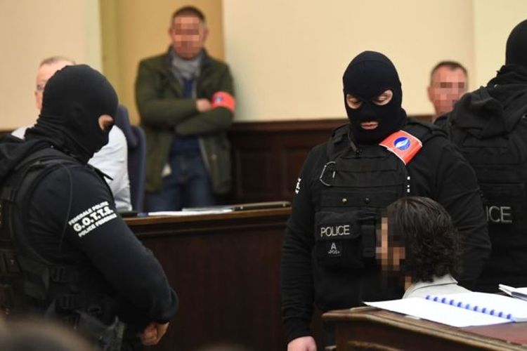 Pelaku teror Paris di November 2015, Salah Abdeslam, ketika menghadiri sidang di Palais de Justice, Brussels, Belgia, Senin (5/2/2018).