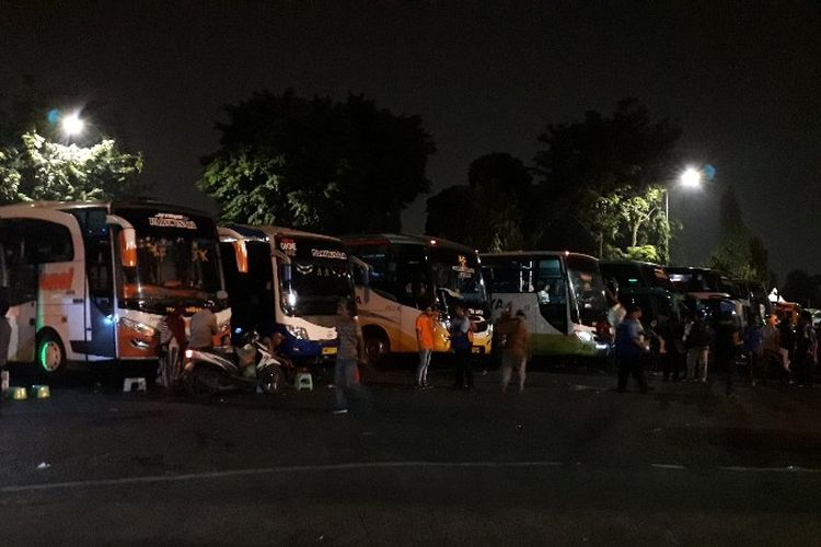 Suasana Terminal Kalideres, Jakarta Barat, Jumat (8/6/2018) malam.  Para pemudik lebaran sudah mulai memadati terminal itu. 