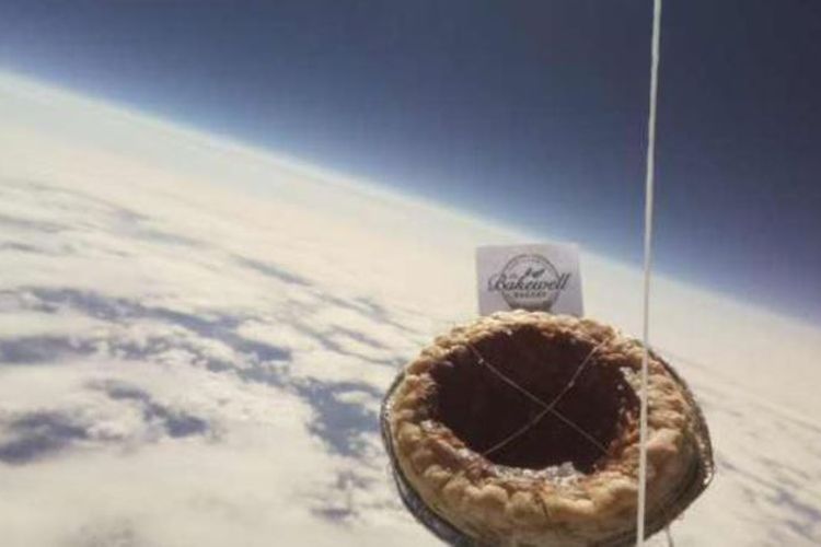 Foto kue puding yang berada di ketinggian 50.000 kaki di atas Bumi. 