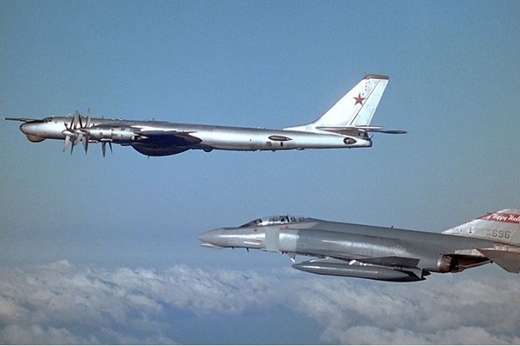 Sebuah jet tempur F-4D Phantom milik AS sedang membayangi sebuah pesawat pengebom strategis Tu-95 Bear.