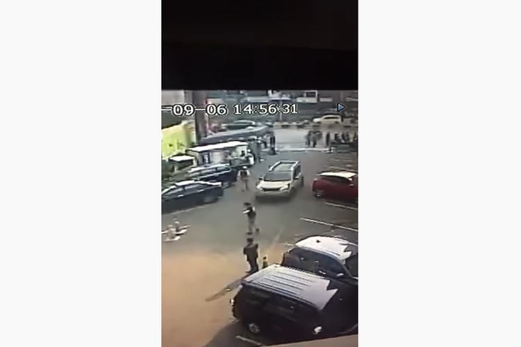 Video viral tentang orang diduga oknum polisi yang memukul security. Polisi masih memeriksa kejadian tersebut.