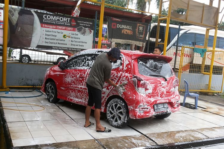 Suasana di salah satu layanan cuci mobil steam hidrolik yang ada di Depok, Selasa (7/11/2017).