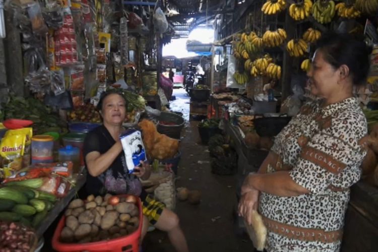 Sejumlah pedagang di Pasar Nou mengeluh kelangkaan garam yang sejak sebulan terakhir hilang di Kota Gunungsitoli, Sumatera Utara.