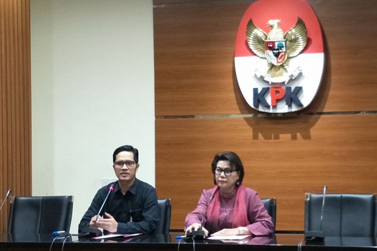 Wakil Ketua KPK Basaria Panjaitan saat memberikan keterangan pers di gedung KPK, Jakarta Selatan, Sabtu (14/7/2018).