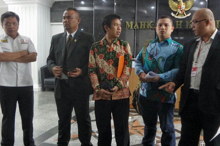 Anggota Advokat Cinta Tanah Air (ACTA) saat mengajukan permohonan uji materiil terhadap Perppu No. 2 Tahun 2017 tentang Organisasi Kemasyarakatan (Perppu Ormas) di Mahkamah Konstitusi (MK), Rabu (9/8/2017).