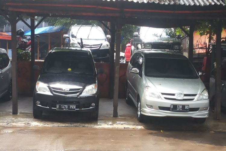 Dua unit mobil bekas, masing-masing Toyota Avanza dan Daihatsu Xenia yang dijual di diler Ciliwung Motor, Kelapa Dua, Depok, Selasa (13/2/2018).