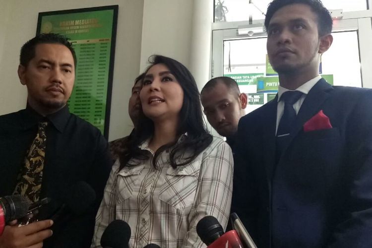 Tessa Kaunang bersama kuasa hukumnya Sunan Kalijaga beserta tim diwawancarai usai mediasi di Pengadilan Negeri Jakarta Selatan, Kamis (22/2/2018).