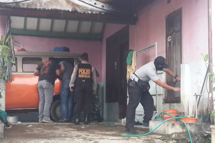 Detasemen Khusus (Densus) 88 Antiteror Polri menggeledah sejumlah rumah terduga teroris Hari Sudarwanto dan Wawan di Perumahan Bumi Raya Singosari RT 1 RW 10 Desa Candirenggo, Kecamatan Singosari, Kabupaten Malang, Kamis (17/5/2018).