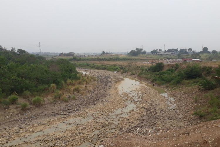 Kali Cipamingkis di Kecamatan Cibarusah, Kabupaten Bekasi tampak kering, Kamis (30/8/2018).